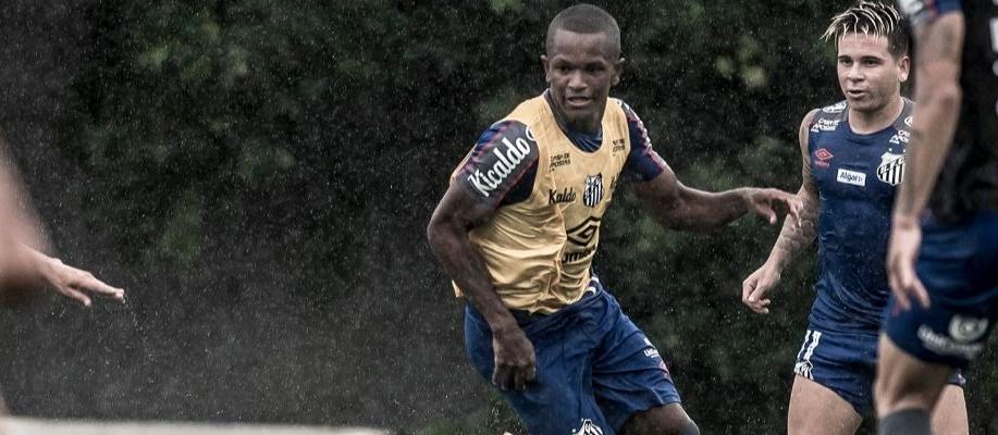 Garoto de 17 anos treina no Santos à espera de testes para covid-19