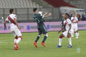 ELIMINATÓRIAS: Com gols no 1º tempo, Argentina vence Peru e continua em 2º