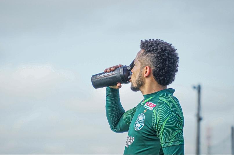 Após se recuperar de lesão, meia do Coritiba volta aos treinamentos