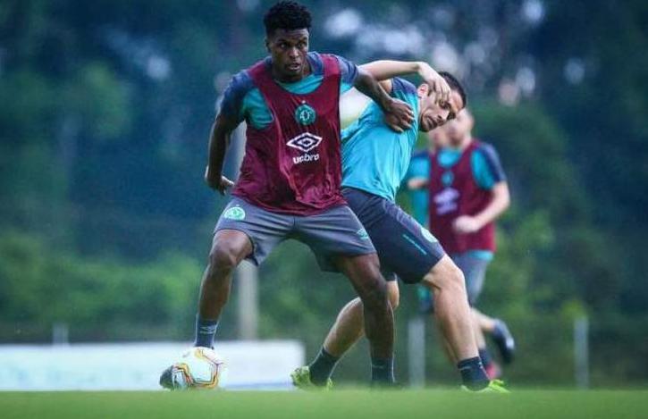 Volante é relacionado pela Chape e poderá jogar após dois anos e nove meses