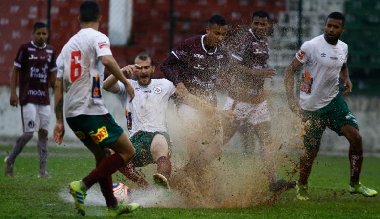 Santista e Juventus jogaram debaixo de muita chuva em Santos. Foto: Alê Vianna