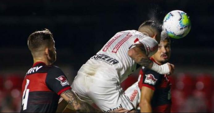 Meia do Flamengo vai para o sacrifício, não bate pênalti e deixa o campo calado