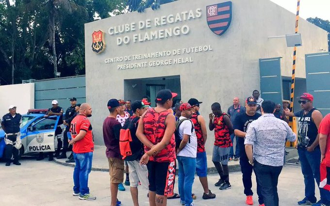 Torcida organizada do Flamengo vai à Gávea para cobrar bons resultados
