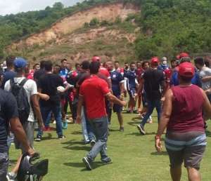 Série B: Com time no Z4, torcida do Náutico invade CT com bombas para protestar