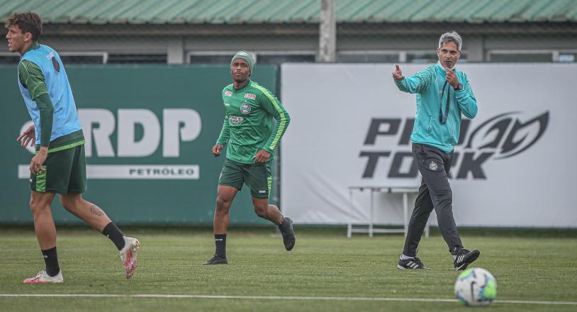 Ameaçado, Coritiba enfrenta Flamengo com retornos e desfalques
