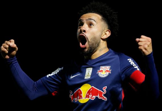 Claudinho marcou os dois primeiros gols do jogo