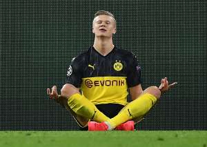 Haaland é eleito o melhor jogador sub-21 de 2020 e recebe o prêmio Golden Boy