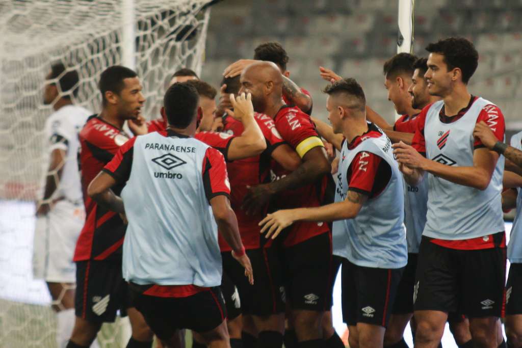 Athletico-PR 1 x 0 Santos – Furacão engata 4ª vitória seguida no Brasileirão