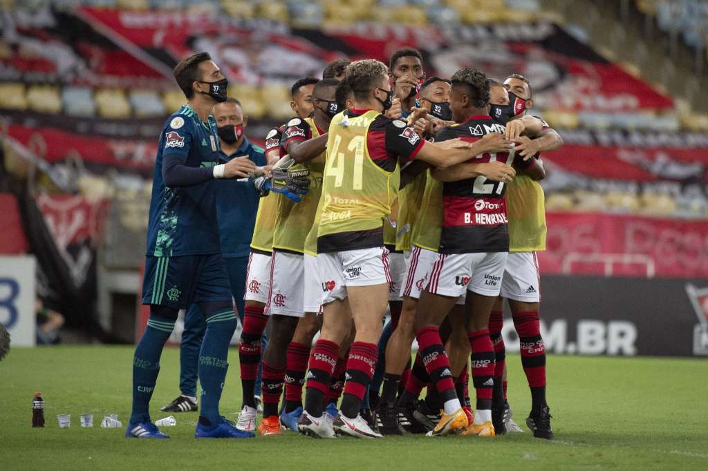 Flamengo vence Coritiba e assume liderança provisória