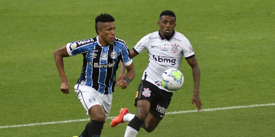 Lateral elogia atuação e diz que Corinthians tem mostrado empenho para reagir