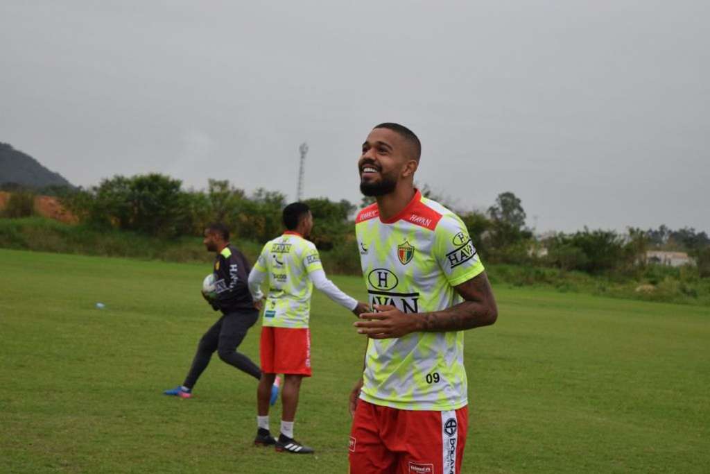 Negociando com time da Série B, atacante deixa Brusque-SC
