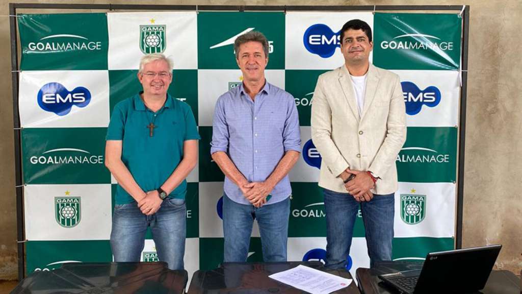 Weber Magalhães (ao centro) foi reeleito presidente do Gama-DF (Foto: Divulgação/Gama)