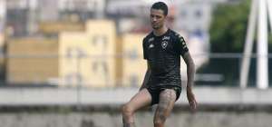 Contrato com time da Série B termina, e volante ex-Botafogo retorna ao Corinthians