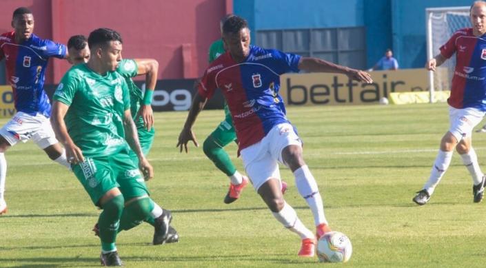 Guarani venceu o Paraná fora de casa (Foto: Rui Santos/Paraná Clube)
