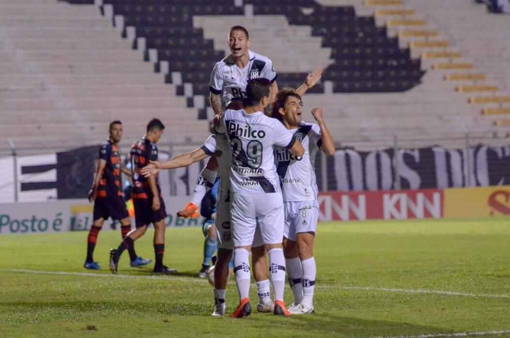 Pontepretanos comemoram o gol da vitória (Foto: Álvaro Júnior/Ponte Press)