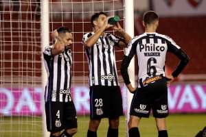 Interino exalta determinação do elenco santista e explica mudança no 1º tempo