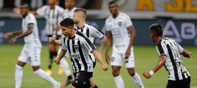 Savarino fez gol de costas para o Galo