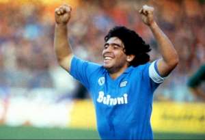 Presidente do Napoli confirma mudança de nome de estádio para homenagear Maradona