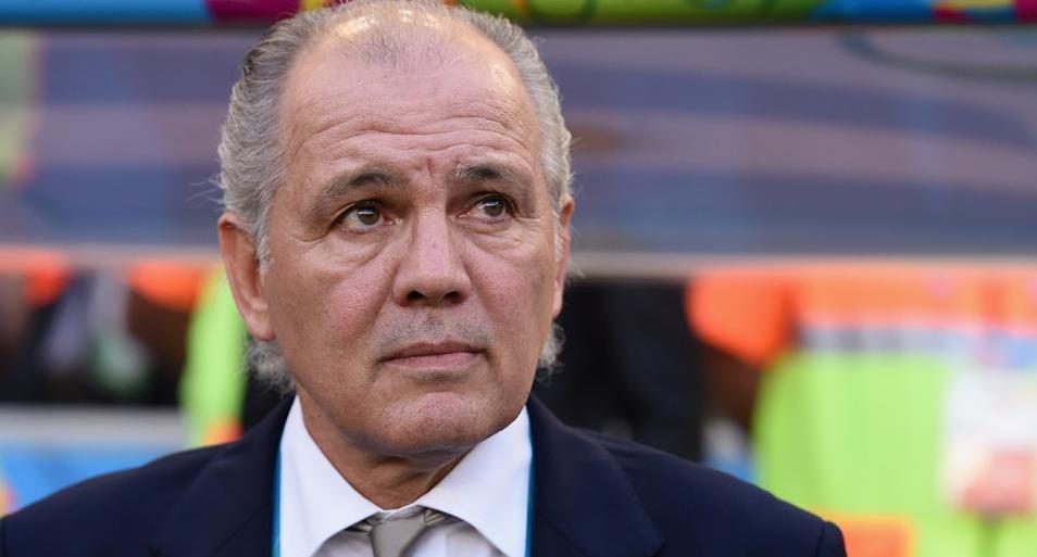 Ex-técnico da Seleção Argentina é internado ao saber da morte de Maradona