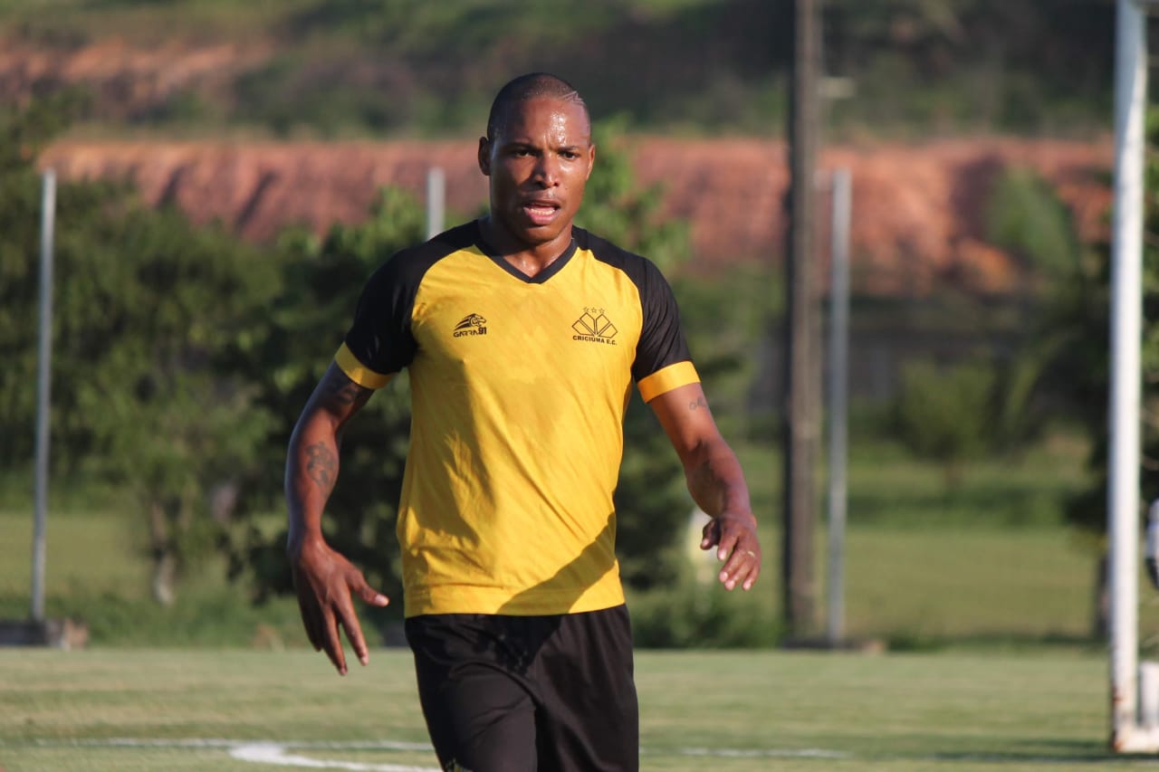 Série C: Volante do Criciúma se diz decepcionado, mas acredita na permanência