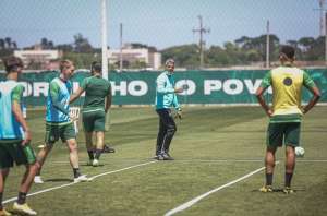 Treinador do Coritiba critica VAR após derrota para o Corinthians