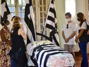 Corpo de Fernando Vanucci é velado na sede do Botafogo