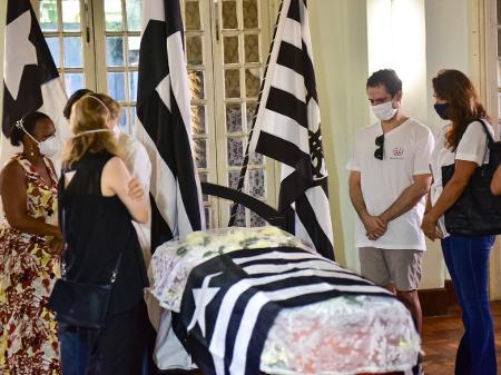 Corpo de Fernando Vanucci é velado na sede do Botafogo