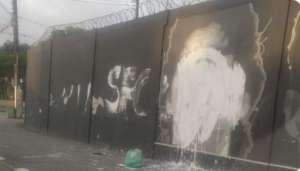 Rosto de Diego Maradona é pichado após homenagem em muro do CT do Santos