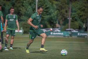 Com 'folga' na tabela, técnico do Coritiba confia na reação da equipe