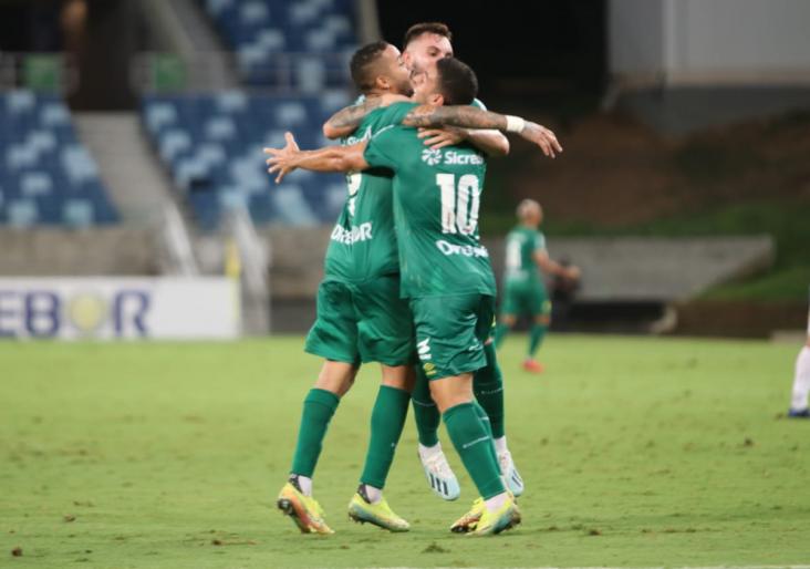 Jogadores comemoram gol de Maxwell nesta sexta-feira Jogadores comemoram gol de Maxwell nesta sexta-feira