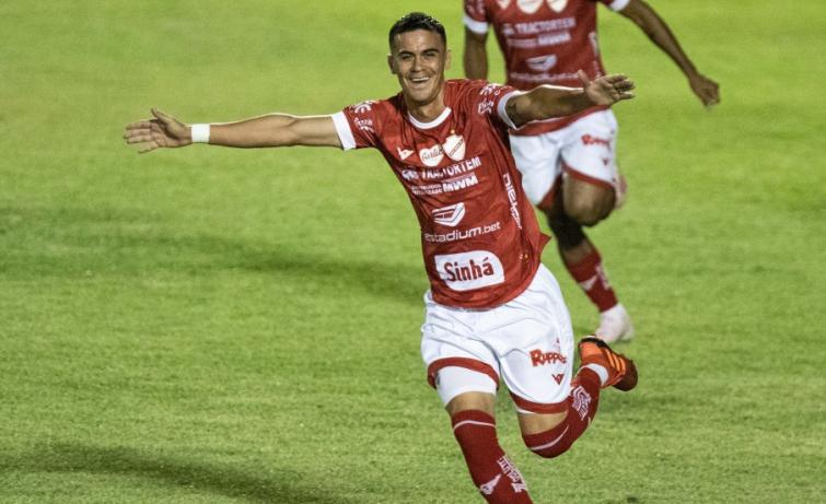 Campina Grande, Brazil. 15th Mar, 2020. Marcelinho Paraíba enters the field  before the start of the game between Perilima and Centro Sportivo Paraibano  (CSP), held this Sunday afternoon (15th) at the Ernani