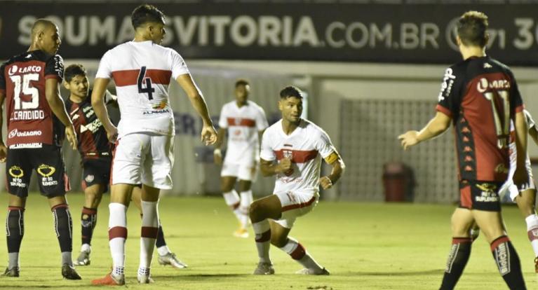 CRB saiu na frente, mas levou a virada. Foto: Pietro Carpi