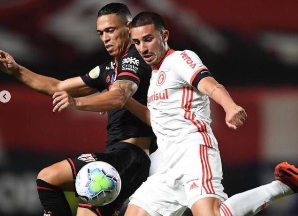 Mancada de Thiago Galhardo. (Foto: Ricardo Duarte / Internacional)