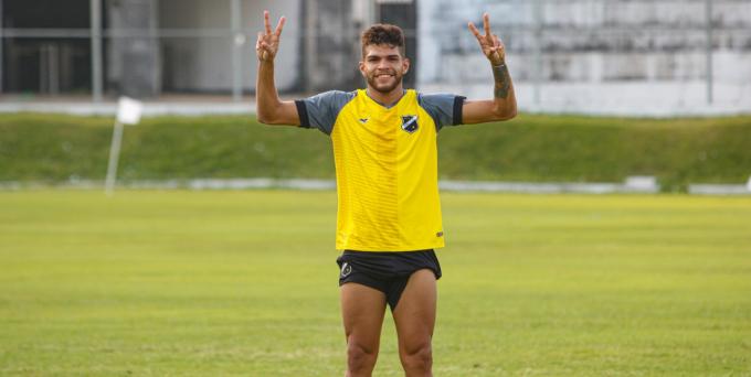 Série D: Técnico pede e ABC renova com meia-atacante