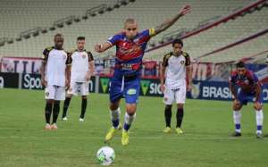 Artilheiro testa positivo para Covid-19 e desfalca Fortaleza contra o Corinthians