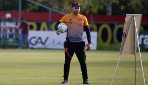 Brigando para não cair no Brasileirão, time tem retorno do técnico após isolamento