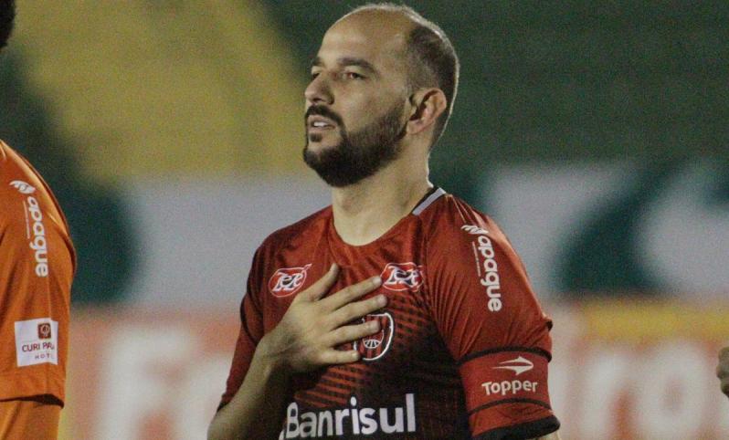 Capitão e ídolo, volante deixa Brasil-RS após nove temporadas e quase 400 jogos