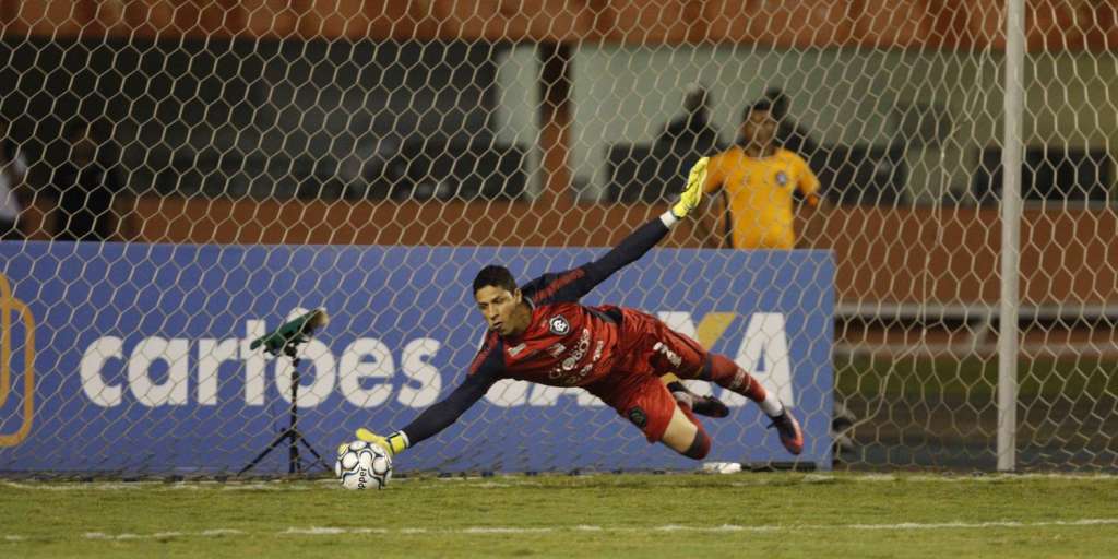Após se eleger vereador, goleiro Vinícius renova com Remo para Série C