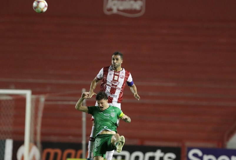 Guarani não conseguiu furar a marcação do Náutico (Foto: Caio Falcao/CNC)