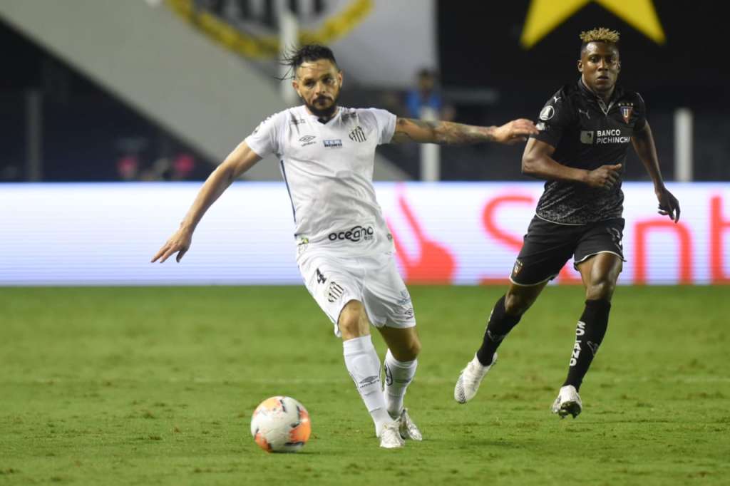 Santos acaba derrotado pelo LDU, mas avança na Libertadores