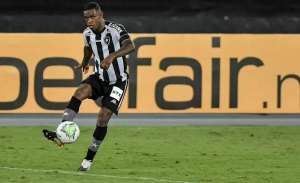 Jogador do Botafogo que teria agredido namorada é denunciado pelo MP