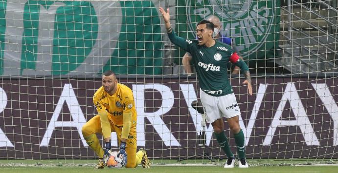 Gomez não quis saber de brincadeira, mesmo com jogo fácil. Foto:Cesar Greco