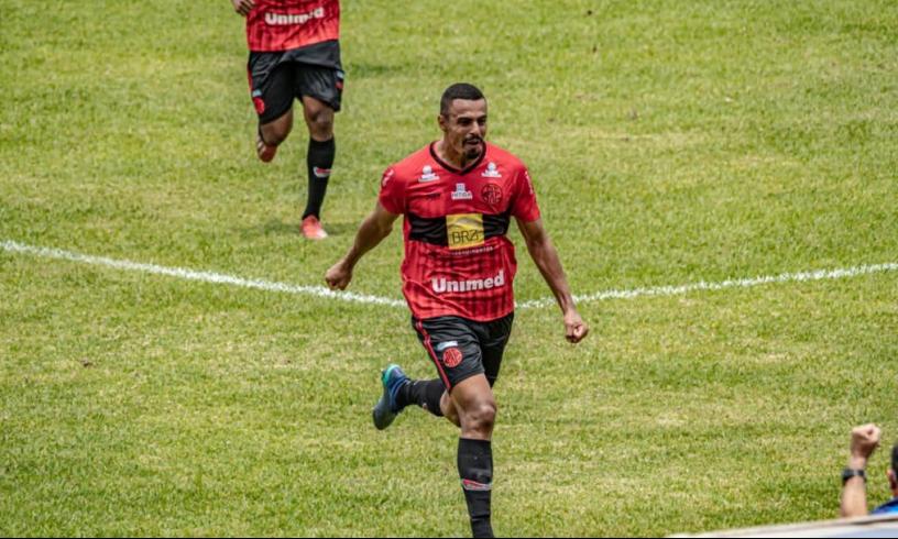 Guilherme celebra temporada pelo Pouso Alegre (Foto: Divulgação/Pouso Alegre)