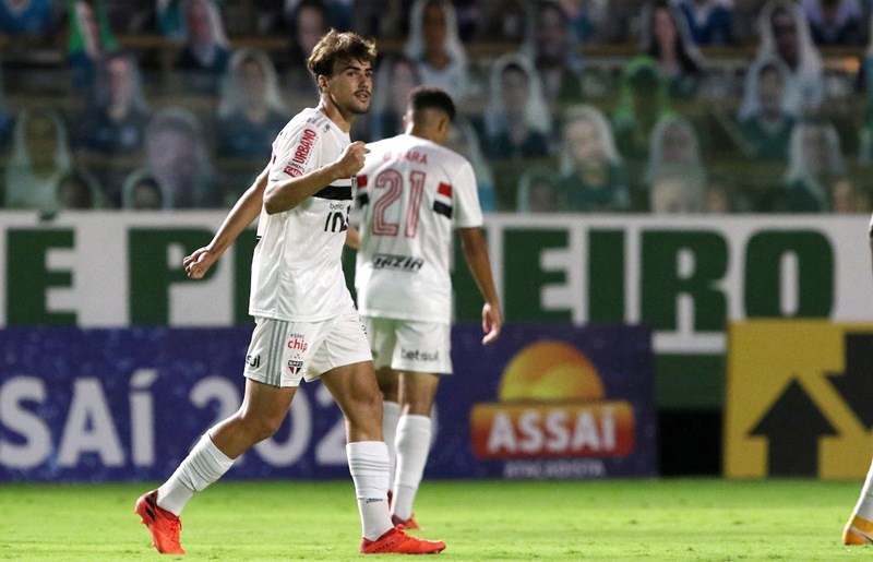 São Paulo bate o Goiás e lidera