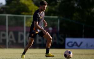 Com suspeita de ruptura no ligamento, atacante vira desfalque no Sport