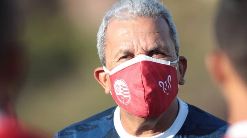 Hélio dos Anjos perde zagueiro. (Foto: Caio Falcão / Náutico)