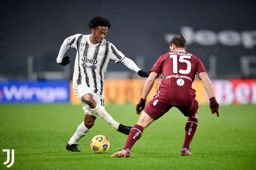 Juventus vira diante do Torino e soma 13 jogos sem perder o clássico