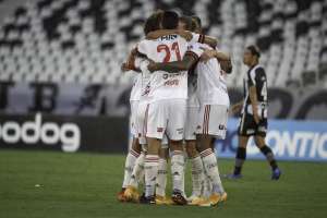 BRASILEIRÃO: Flamengo vence e afunda o Botafogo; Santos e Palmeiras fazem grande jogo