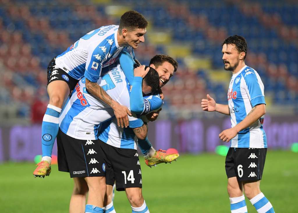 Napoli ganha fácil do lanterna Crotone e sobe para o terceiro lugar