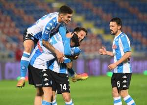 ITALIANO: Napoli ganha fácil do lanterna Crotone e sobe para o terceiro lugar